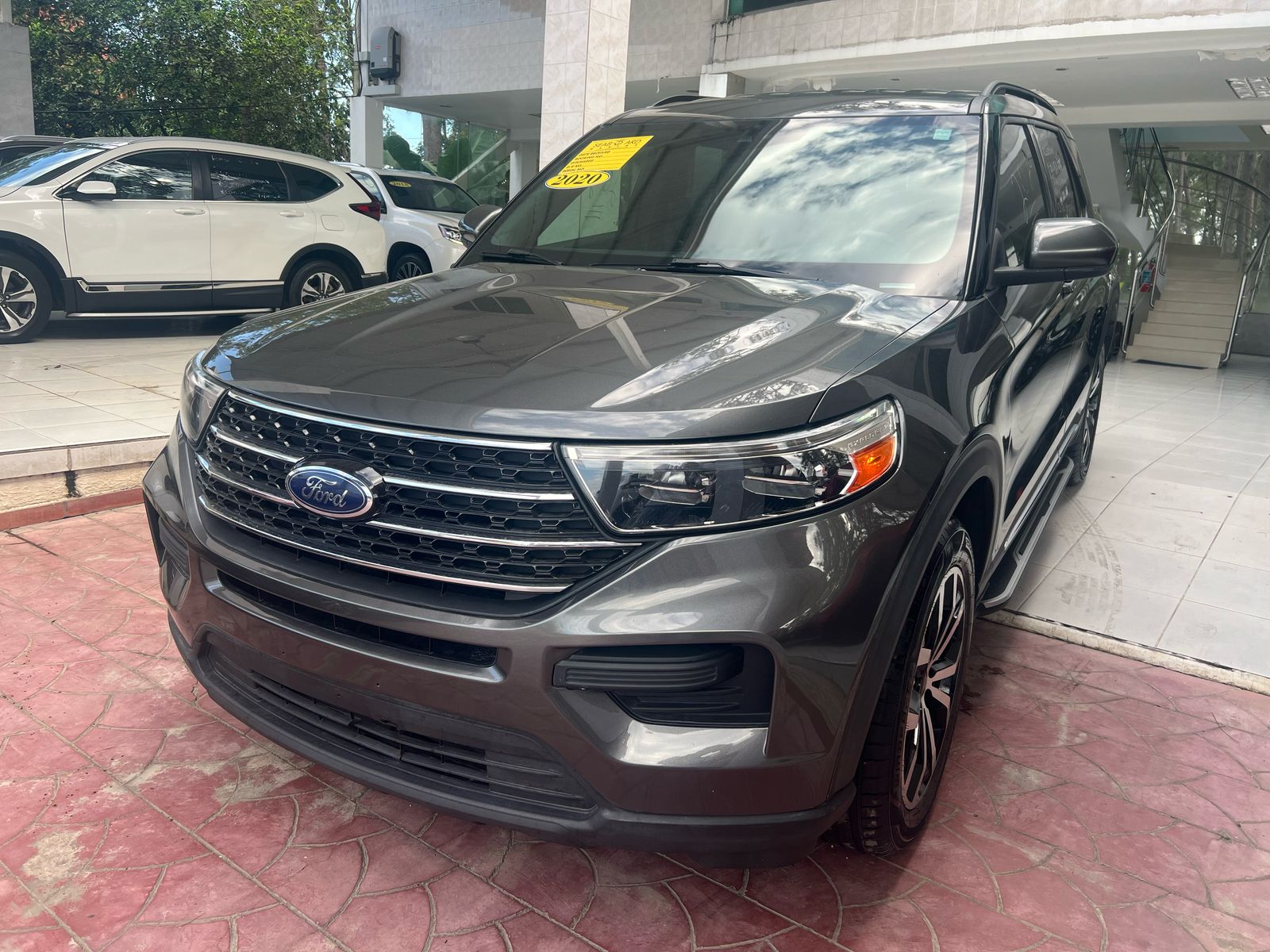 FORD EXPLORER XLE 2020 GRIS